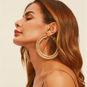 NWT--LARGE GOLD TONE HOOP EARRINGS